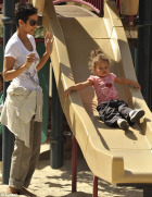 Celebaby: Halle Berry Barefoot In The Park